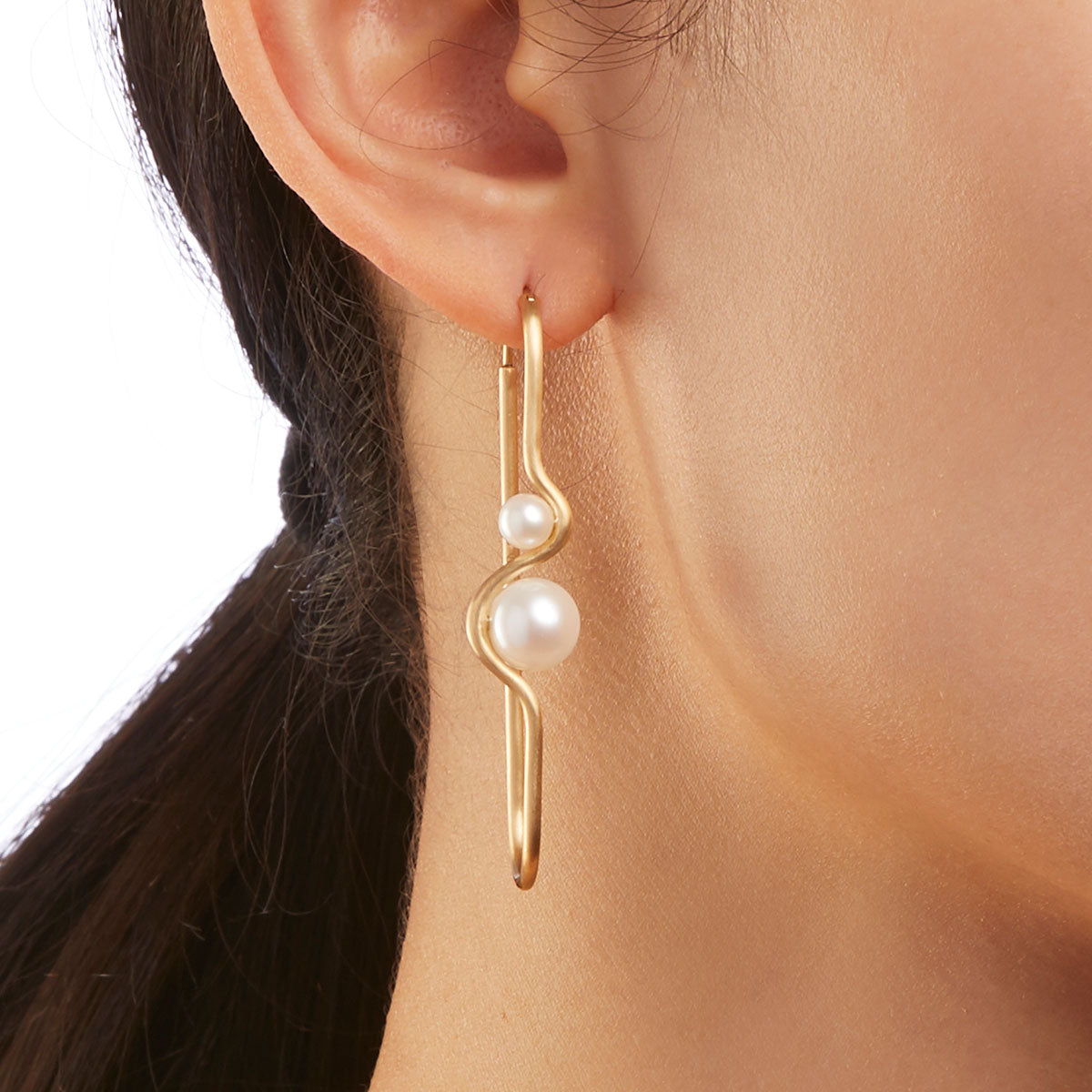 Elongated hoop double pearl earrings