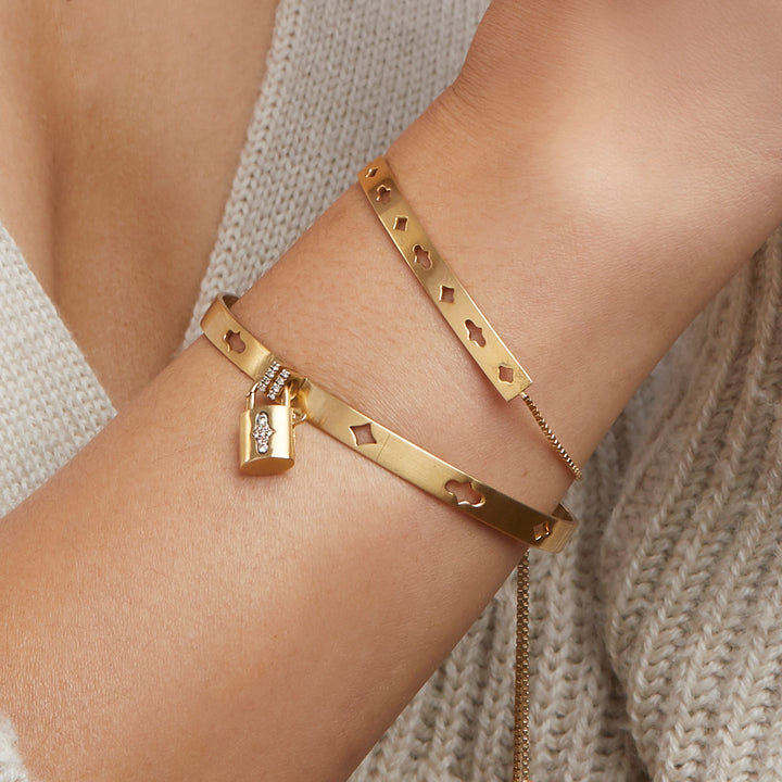 Multi-motif slider bracelet with pavéd mechanism